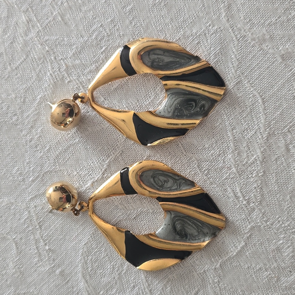 2X HOST PICK. Vintage. Gold Tone Dangle Earrings